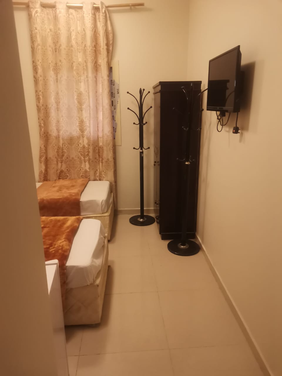 غرف مريحة شاشات كبيرة حمام خاص تكييف بارد